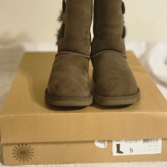 UGG Women's Bailey  Button Triplet 1873 W CHOCOLATE Mid-Calf Winter Boot size 5 - Picture 10 of 10
